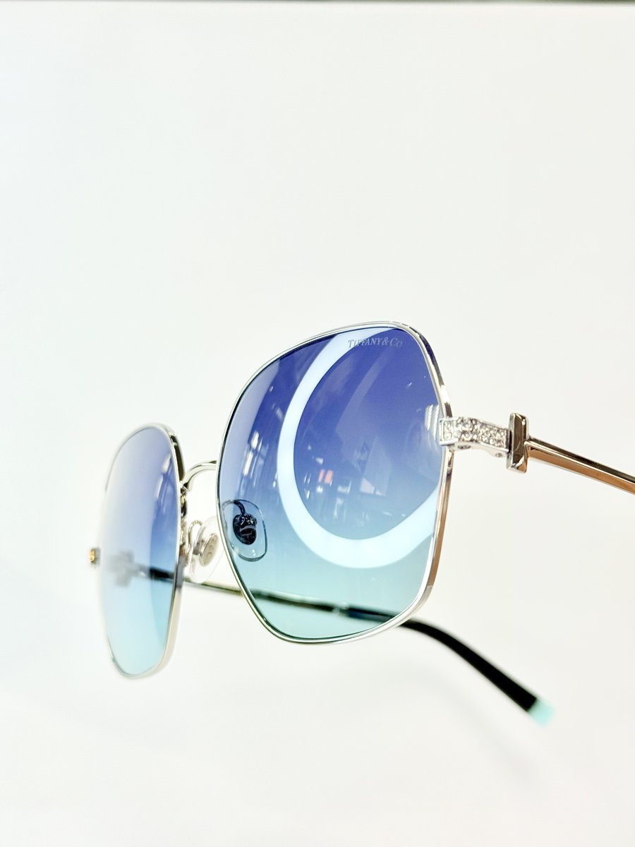 nakamegane_com's tweet photo. 片側につき14個のクリスタルをちりばめて最高級のエレガンスを演出した、TIFFANY&Co. オーバーサイズのメタル製サングラス
https://t.co/mIDNijXGeC
#都城中めがね店 #都城 #宮崎 #三股 #サングラス #TiffanyAndCo #オーバーサイズ #クリスタル #エレガント感 #LowBridgeFit #ティファニーT https://t.co/qwD30MumCw