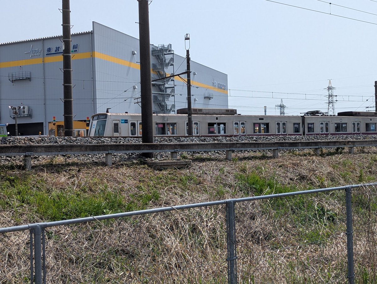 masasi0926's tweet photo. 東京メトロ8000系8104F　解体作業してました、、10号車シート取り外してましたね　結構好きな車両だったですが、、　#東京メトロ8000系　#8104F #解体作業開始 https://t.co/OyC6hgiwRk