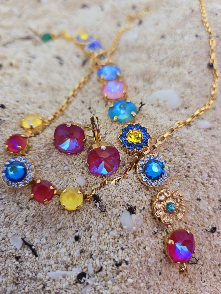 CarrieTergin's tweet photo. Packed my favorite new sandals from @CarriesHallmark! They're comfortable and go with everything, from dinner to the beach! And new #Mariana Jewelry in stunning tropical colors matched every outfit and ocean sky! #CarriesHallmark @Hallmark 🩷❤️💙🩵☀️ https://t.co/lAT74vZY4X