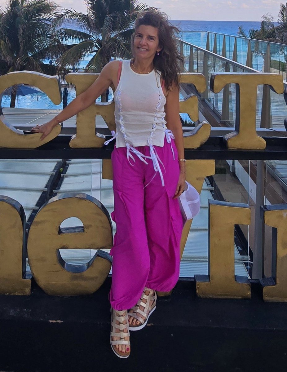 CarrieTergin's tweet photo. Packed my favorite new sandals from @CarriesHallmark! They're comfortable and go with everything, from dinner to the beach! And new #Mariana Jewelry in stunning tropical colors matched every outfit and ocean sky! #CarriesHallmark @Hallmark 🩷❤️💙🩵☀️ https://t.co/lAT74vZY4X