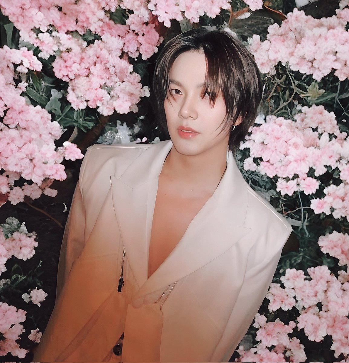 He is the kind of beauty poets love writing about 🫠🫠

SPRING DATE WITH BUILD
#BuildJPFanmeeting2025 
<a href="/JakeB4rever/">BIU.</a> #BuildJakapan