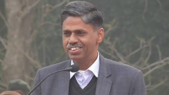 khurpenchh's tweet photo. नाम : एम देवराज ,
पद :1996 बैच  IAS ऑफिसर , उत्तर प्रदेश सरकार ,
काम : बेईमानों को डरा कर रखना ,
योग्यता : अपना काम बेहद ईमानदारी से करते ,

डेली , वीकली और मंथली अपने डिपार्टमेंट के अधिकारियों की मीटिंग लेना , 

अपने विभाग के हर छोटे से बड़े कर्मचारी से वीडियो कॉल के माध्यम से जानकारी लेना , 

कर्मचारियों और अधिकारियों की कमी मिलने पर सीधे सस्पेंशन और टर्मिनेशन , 

पूरे जीवन भर की कमाई से तमिलनाडु में सिर्फ एक फ्लैट और दिल्ली में छोटा सा घर , 

Sir chose indian civil service over indian corrupt service .🔥

We need more such officers .