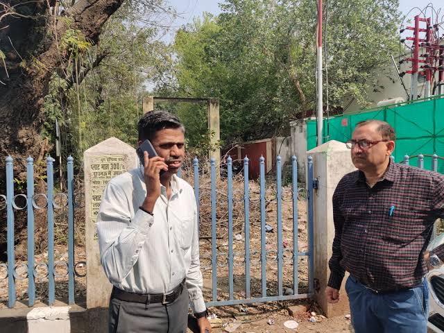 khurpenchh's tweet photo. नाम : एम देवराज ,
पद :1996 बैच  IAS ऑफिसर , उत्तर प्रदेश सरकार ,
काम : बेईमानों को डरा कर रखना ,
योग्यता : अपना काम बेहद ईमानदारी से करते ,

डेली , वीकली और मंथली अपने डिपार्टमेंट के अधिकारियों की मीटिंग लेना , 

अपने विभाग के हर छोटे से बड़े कर्मचारी से वीडियो कॉल के माध्यम से जानकारी लेना , 

कर्मचारियों और अधिकारियों की कमी मिलने पर सीधे सस्पेंशन और टर्मिनेशन , 

पूरे जीवन भर की कमाई से तमिलनाडु में सिर्फ एक फ्लैट और दिल्ली में छोटा सा घर , 

Sir chose indian civil service over indian corrupt service .🔥

We need more such officers .