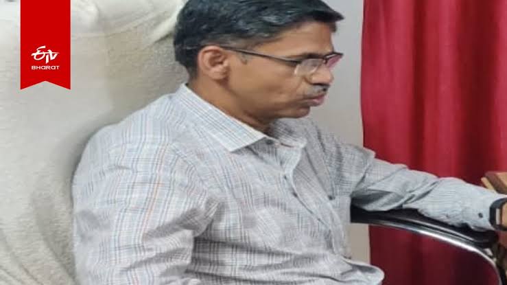 khurpenchh's tweet photo. नाम : एम देवराज ,
पद :1996 बैच  IAS ऑफिसर , उत्तर प्रदेश सरकार ,
काम : बेईमानों को डरा कर रखना ,
योग्यता : अपना काम बेहद ईमानदारी से करते ,

डेली , वीकली और मंथली अपने डिपार्टमेंट के अधिकारियों की मीटिंग लेना , 

अपने विभाग के हर छोटे से बड़े कर्मचारी से वीडियो कॉल के माध्यम से जानकारी लेना , 

कर्मचारियों और अधिकारियों की कमी मिलने पर सीधे सस्पेंशन और टर्मिनेशन , 

पूरे जीवन भर की कमाई से तमिलनाडु में सिर्फ एक फ्लैट और दिल्ली में छोटा सा घर , 

Sir chose indian civil service over indian corrupt service .🔥

We need more such officers .