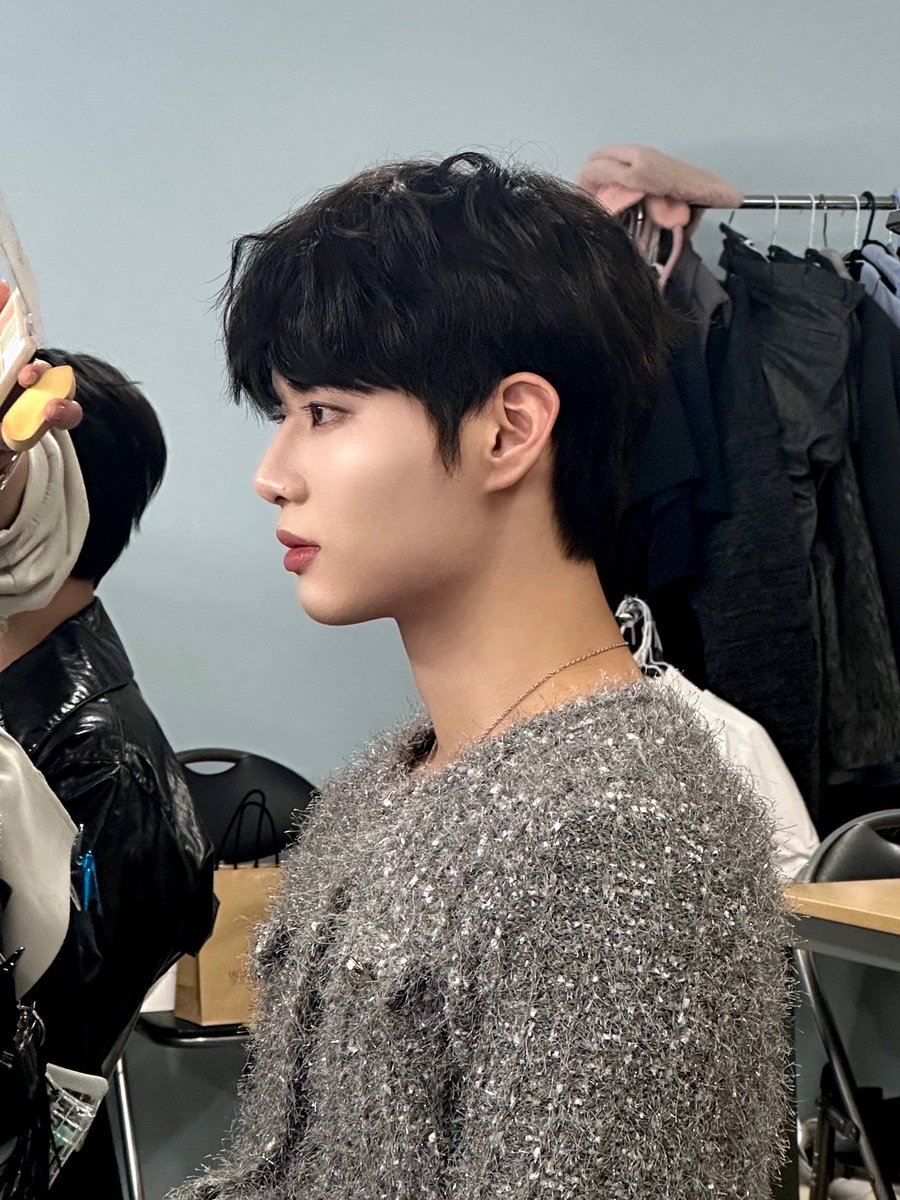 WAKER_official's tweet photo. 비오는 날은 햄버거🍔

#WAKER #웨이커 #ウェイカー
#새별 #SAEBYEOL #セビョル https://t.co/jkGMfomorN
