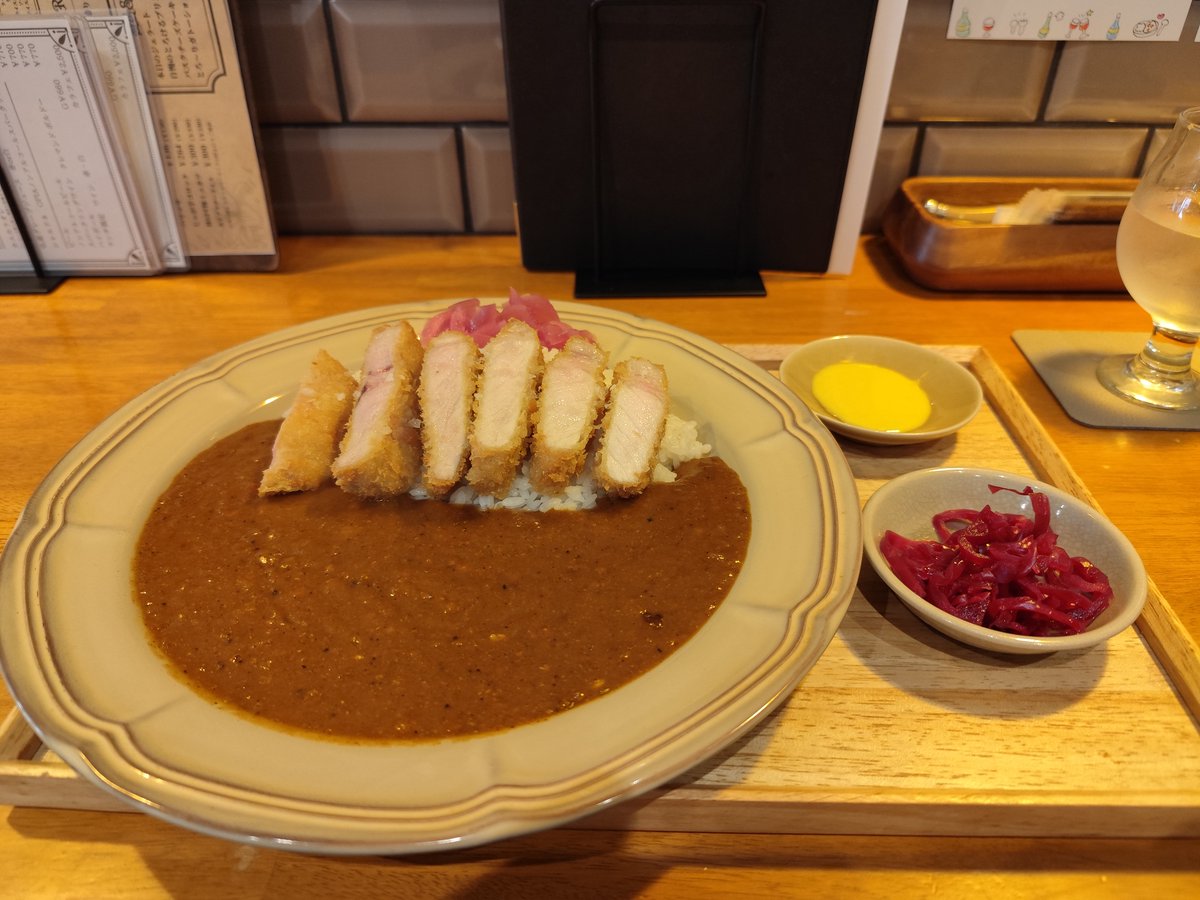 NezumiCurry's tweet photo. 三鷹「欧風カレーイナバ」。夜はビストロ、昼はカレー屋の店。自慢の千葉県産林SPFポークカツカレー(1990円)を注文。元々塩が付いたとんかつも絶品。カレーのルーがフルーティーで、いわゆるスパイスカレー屋とは一線を画した個性的な味付けで良かったです。 https://t.co/1MC6MexE6Q
