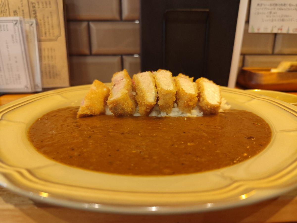 NezumiCurry's tweet photo. 三鷹「欧風カレーイナバ」。夜はビストロ、昼はカレー屋の店。自慢の千葉県産林SPFポークカツカレー(1990円)を注文。元々塩が付いたとんかつも絶品。カレーのルーがフルーティーで、いわゆるスパイスカレー屋とは一線を画した個性的な味付けで良かったです。 https://t.co/1MC6MexE6Q