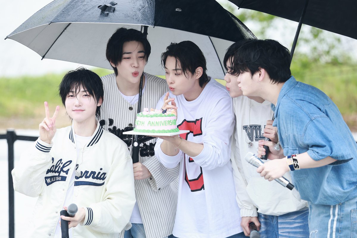 InTheWinter1206's tweet photo. 250419 🎉
6주년 마니마니 축하해용♡

#재찬 #박재찬 #JAECHAN #DKZ https://t.co/1TOcYzkNWl