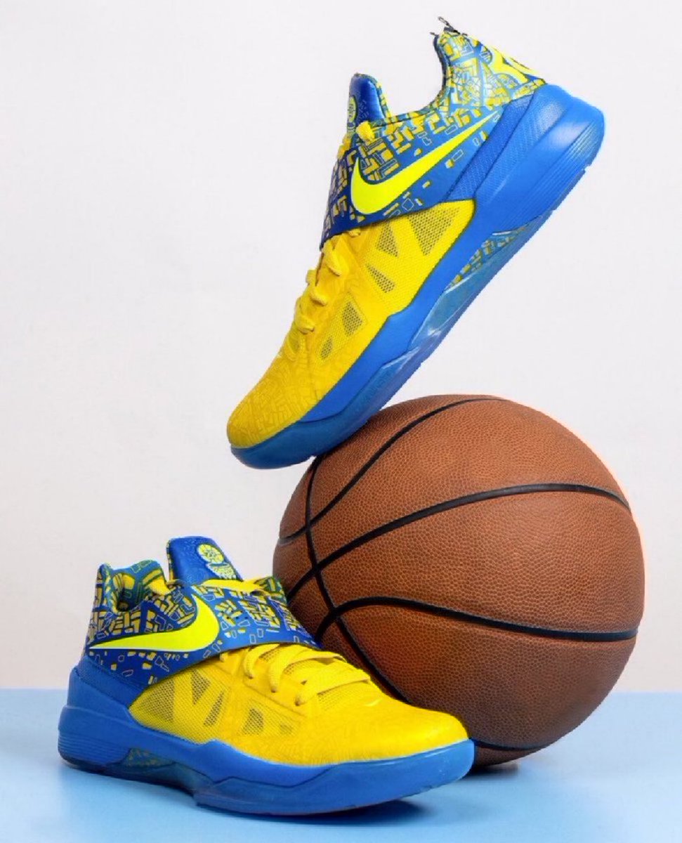 SNKR_TWITR tweet media