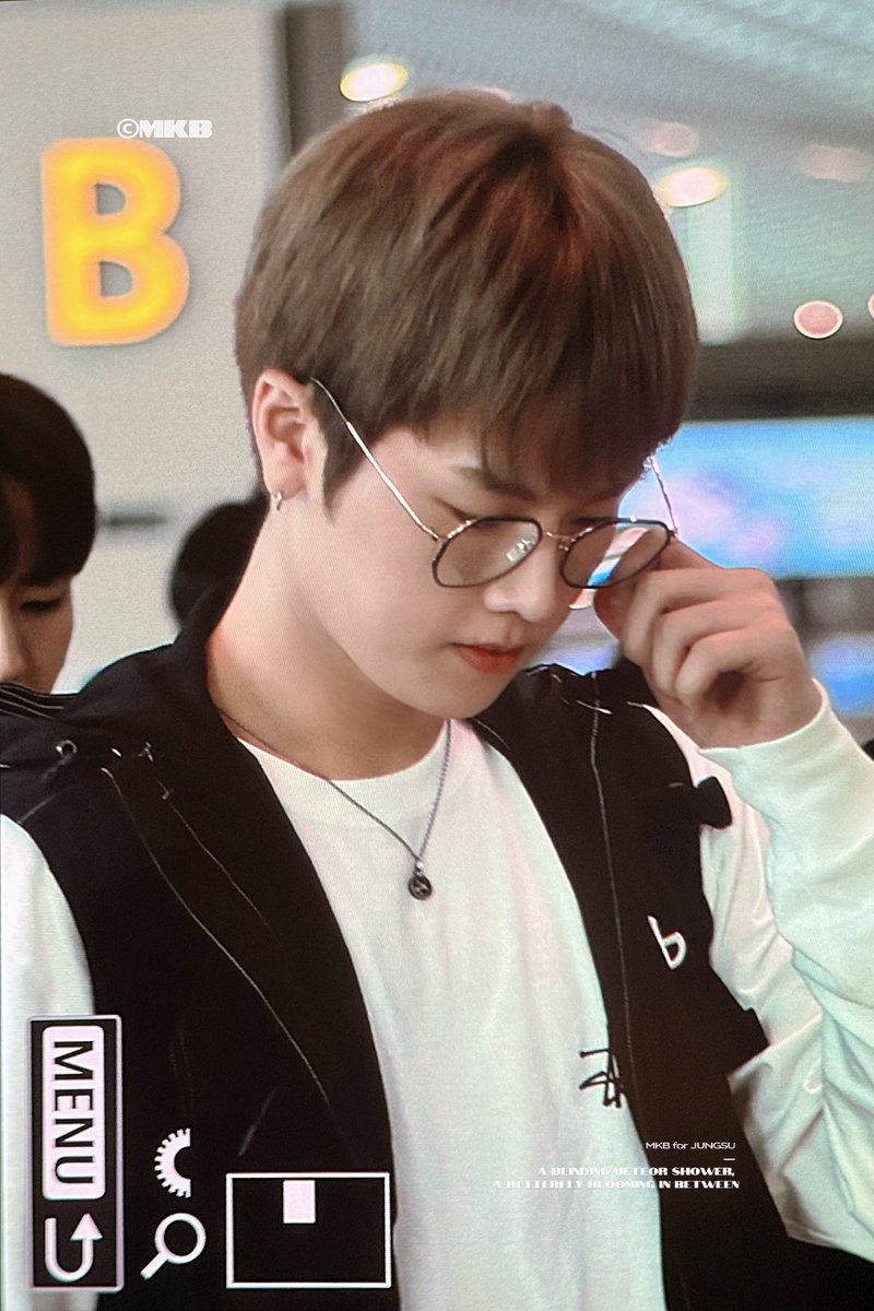 hitherverse's tweet photo. ㅤㅤ
[ 𝟮𝟱𝟬𝟰𝟭𝟵 ㅡ 𝐏𝐑𝐄𝐕𝐈𝐄𝐖 ]

HITHER ERREN at Indonesia Arena. 

#HITHER #ERREN  
ㅤㅤ https://t.co/6YezWnPKd5