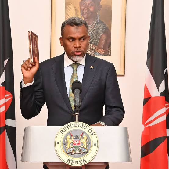 sholard_mancity's tweet photo. The NIS can detect and arrest youths selling weed 

The NIS can detect and abduct youths saying " Ruto must go 

They even sit down and craft hate hashtags against Mt Kenya 

But the same NIS couldn't detect the over 4 hospitals doing illegal organ harvesting &amp; trafficking 🥴 https://t.co/LheHygDOxw