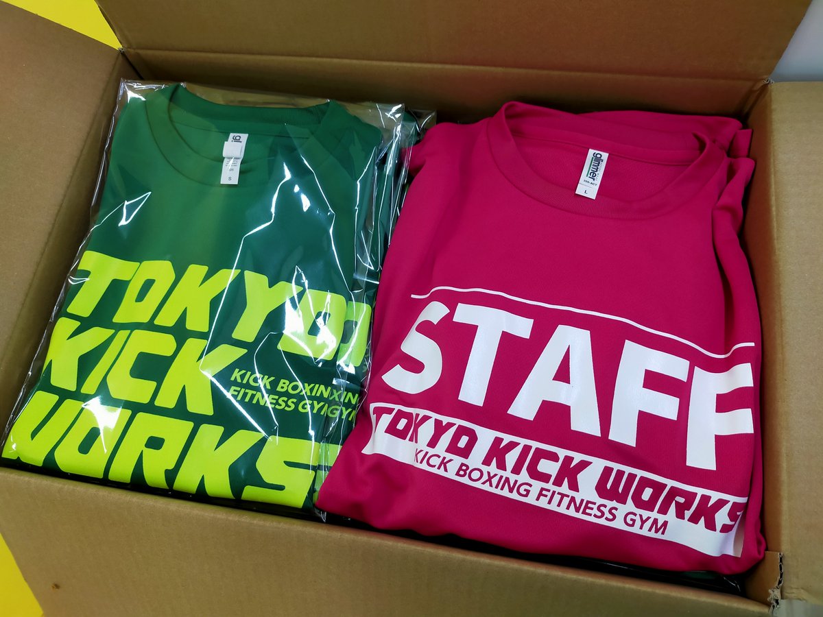 TAKEMURAAKIRA's tweet photo. 気づいたら、オープンから5年目に突入したTOKYO KICK WORKS。「Tシャツ作って」との声を聞きながらもなんとなく面倒で時が過ぎたが、ここへきてようやく制作。「先生、ジムのTシャツ着たいから作って」と言い続けてくれたえいと、ありがとう。君のお陰で重い腰があがったよ。
https://t.co/vu2MWTflCl https://t.co/sccEQrZd0I