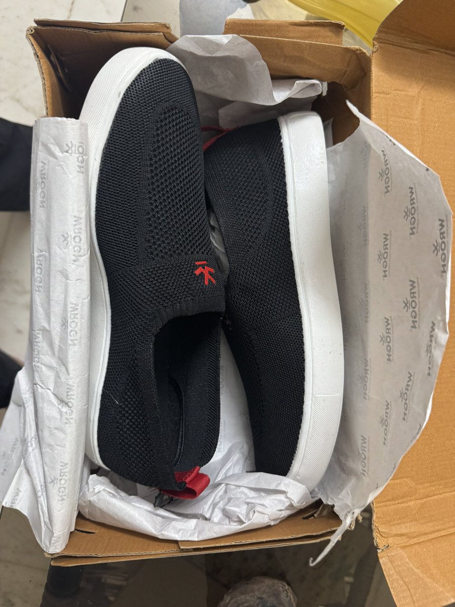 _Ankit_Goyal's tweet photo. SCAM!!! 
I recently ordered Skechers shoes from @AJIOLife on 10th April which was supposed to be delivered on 15th April but I received it on 19th that too not what I ordered and when I tried calling, no one received and the app says it cannot be exchanged for this reason. (1/2) https://t.co/rwlf9SPDjb