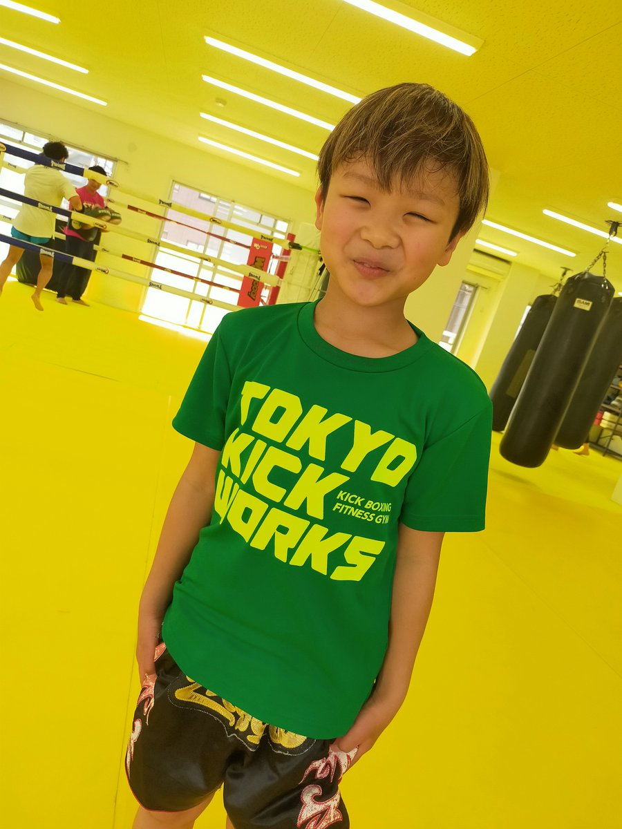 TAKEMURAAKIRA's tweet photo. 気づいたら、オープンから5年目に突入したTOKYO KICK WORKS。「Tシャツ作って」との声を聞きながらもなんとなく面倒で時が過ぎたが、ここへきてようやく制作。「先生、ジムのTシャツ着たいから作って」と言い続けてくれたえいと、ありがとう。君のお陰で重い腰があがったよ。
https://t.co/vu2MWTflCl https://t.co/sccEQrZd0I