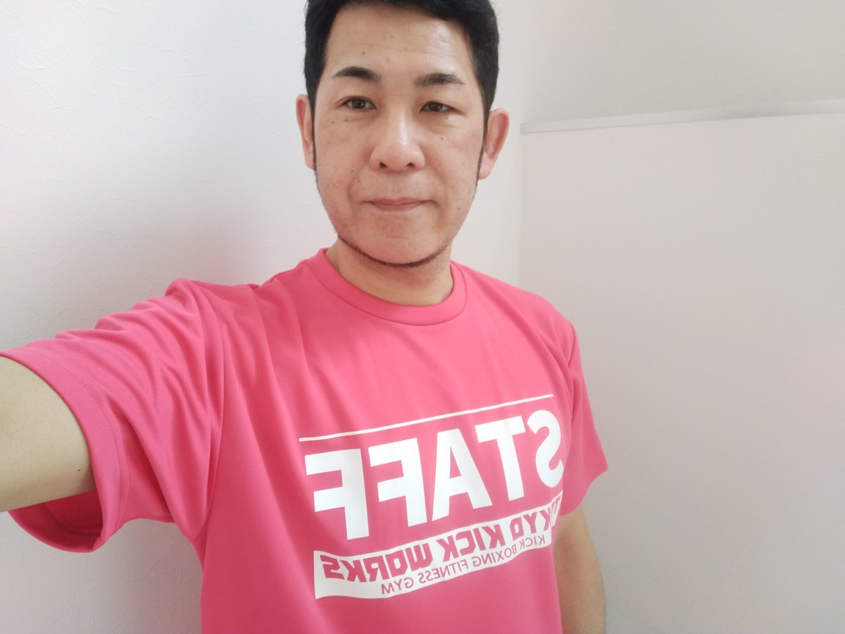 TAKEMURAAKIRA's tweet photo. 気づいたら、オープンから5年目に突入したTOKYO KICK WORKS。「Tシャツ作って」との声を聞きながらもなんとなく面倒で時が過ぎたが、ここへきてようやく制作。「先生、ジムのTシャツ着たいから作って」と言い続けてくれたえいと、ありがとう。君のお陰で重い腰があがったよ。
https://t.co/vu2MWTflCl https://t.co/sccEQrZd0I