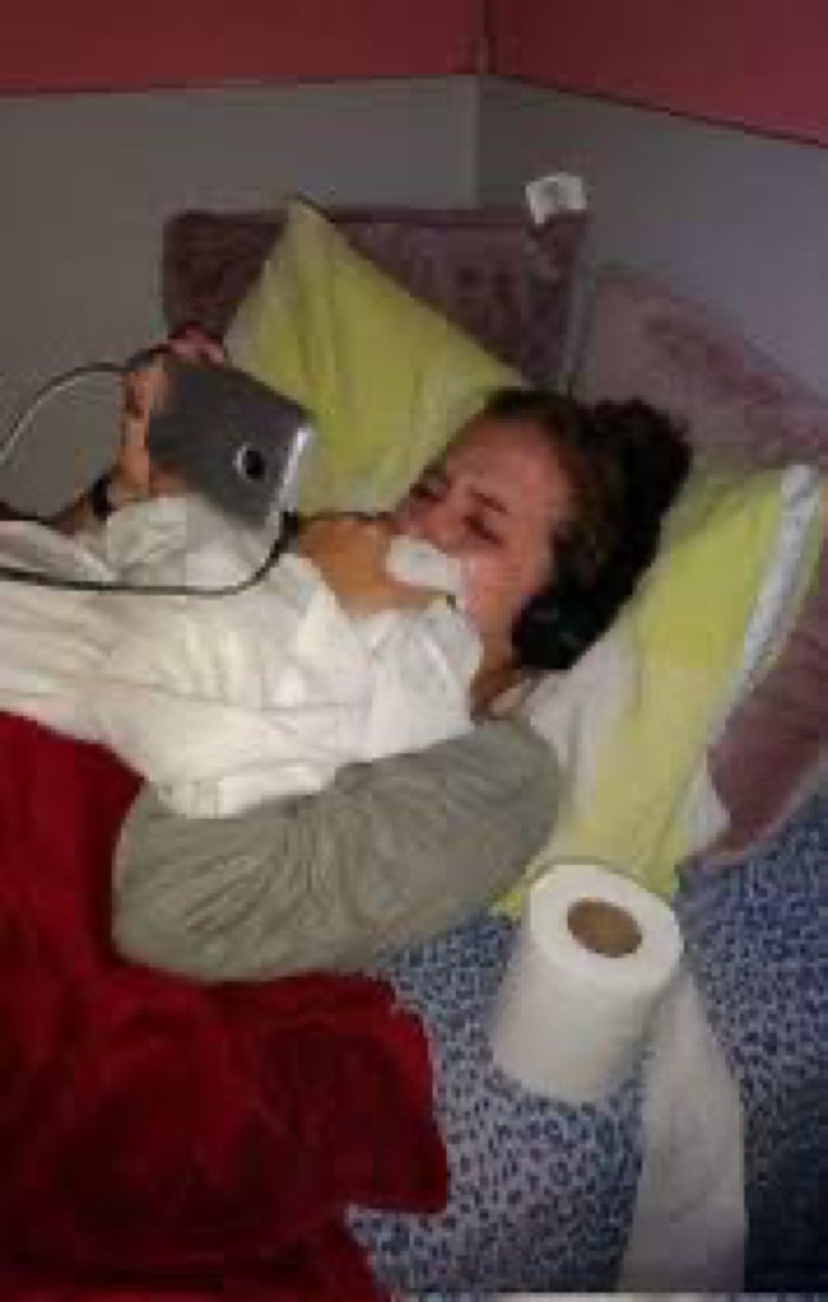 untristehaiku's tweet photo. Yo, de nuevo viendo el #GAGACHELLA sabiendo que la semana que viene voy a estar viendo a Lady Gaga https://t.co/yANIGVzgPJ