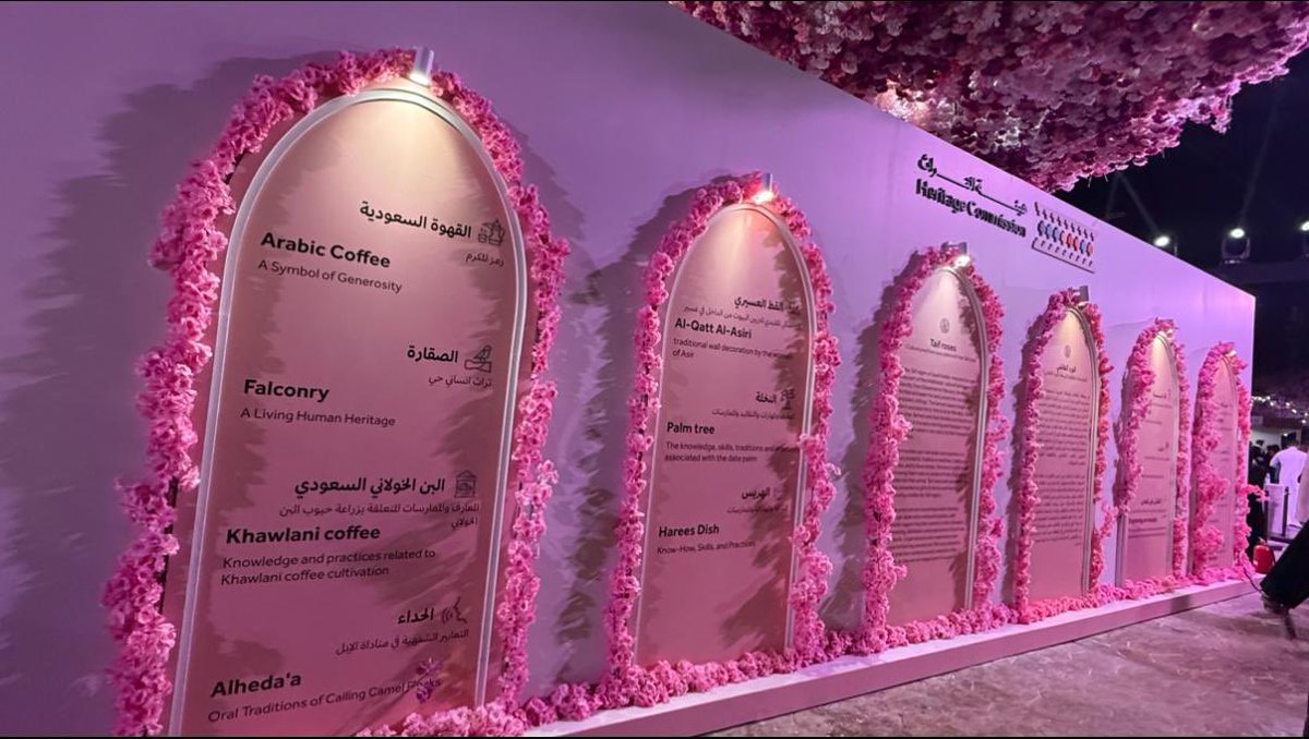 KNews2030_KSA's tweet photo. #تغطيات #خبر_الرياض 

الورد الطائفي … عبيرٌ يفوح عالميًا في ملتقى الورد والنباتات العطرية بالردف 
@zahrtalgerah 

#خبر_الرياض #الطائف 

خبر الرياض - رحمة الطويرقي 

في لوحةٍ من الجمال الفوّا�� ، وتحت سماء الطائف العذبة ، أقيم يوم الأحد 13 إبريل 2025م ملتقى الورد الطائفي والنباتات العطرية بحديقة الردف وذلك برعاية صاحب السمو الأمير سعود بن مشعل نائب أمير منطقة مكة المكرمة ، وتدشين صاحب السمو الأمير سعود بن نهار  محافظ محافظة الطائف  ،ليحمل عبق التاريخ ، وأصالة التراث، وروح الأرض التي تنبت وردًا وتروي حكايات.

جاء هذا الملتقى احتفاءً بما تمثله هذه الزهرة من قيمة ثقافية واقتصادية، وتأكيدًا على مكانتها المتفردة بعد أن تم تصنيف الورد الطائفي ضمن قائمة التراث الثقافي غير المادي لدى منظمة اليونسكو ، في خطوة تعكس التقدير العالمي لهذا الإرث العطري الذي تجا��ز الحدود ليكون رمزًا من رموز الهوية السعودية.

ولأن الطائف مدينة تعشق الورد وتبدع به ، كان للبهاء حضورٌ مضاعف هذا ال��ام ، حيث زيّنت الفعالية بـسجادة ورد ضخمة تحتوي على أكثر من مليون وردة على مساحة 5000 متر مربع و خمس أنواع مختلفة من الزهور ، نُسجت بتنسيقٍ فني مبهر من آلاف الورود الطائفية، لتشكل لوحة بانورامية آسرة أبهرت الزوّار، وجذبت عدسات المصورين وعشاق الجمال ، تجسد السجادة دلالات مأخوذة من جبل كرا والذي يعد أحد أهم المعالم السياحية بالمنطقة، ويرتبط التشكيل الزهري المتنوع بين الماضي والحاضر من خلال طريق الجمالة والتلفريك والطريق الحديث ، وجانباً من عمارة الطائف وقد عبرت عن هوية الملتقى بروحٍ مفعمة بالفن والحب.

الملتقى لم يكن مجرد عرضٍ للورود والنباتات العطرية، بل كان ظاهرة  فنية وثقافية حافلة بالأنشطة والبرامج التفاعلية، بمشاركة مزارعين ومهتمين وصناع عطور، قدموا للزوار تجارب مبهرة في عالم الورد، من زراعته وقطافه حتى تقطيره وتحويله إلى عبير يُحمل في زجاجات.

كما شهدت الفعالية لقاءات تعريفية ، وأركانًا تعليمية للأطفال ، وعروضًا حيّة للفنون الشعبية التي عبّرت عن فخر الأهالي بهذا الكنز المحلي. وفي كل ركن من أركان الردف ، كانت الوجوه تبتسم ، والقلوب تنتشي برائحة الطائف الخالدة.

هذا التصنيف العالمي ليس نهاية الرحلة ، بل هو بداية جديدة تفتح آفاقًا أوسع للترويج للورد الطائفي ، وحمايته ، واستثماره كأحد ملامح التراث الوطني الذي يتحدث عنه العالم بكل إعجاب . وينتشي بعبق عطرة الفواح .
هذا ويستمر المهرجان حتى يوم 26 إبريل ومن المتوقع ازياد أعداد الزائرين بشكل اكبر حيث شهد المهرجان منذ افتتاحه زيارة أعداد كبيرة من أهالي المحافظة ومن كافة محافظات المملكة 

#الملتقى_العالمي_للورد_والنباتات_العطرية
#منتزة_الردف
