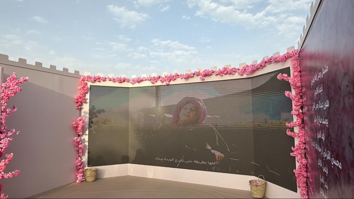 KNews2030_KSA's tweet photo. #تغطيات #خبر_الرياض 

الورد الطائفي … عبيرٌ يفوح عالميًا في ملتقى الورد والنباتات العطرية بالردف 
@zahrtalgerah 

#خبر_الرياض #الطائف 

خبر الرياض - رحمة الطويرقي 

في لوحةٍ من الجمال الفوّا�� ، وتحت سماء الطائف العذبة ، أقيم يوم الأحد 13 إبريل 2025م ملتقى الورد الطائفي والنباتات العطرية بحديقة الردف وذلك برعاية صاحب السمو الأمير سعود بن مشعل نائب أمير منطقة مكة المكرمة ، وتدشين صاحب السمو الأمير سعود بن نهار  محافظ محافظة الطائف  ،ليحمل عبق التاريخ ، وأصالة التراث، وروح الأرض التي تنبت وردًا وتروي حكايات.

جاء هذا الملتقى احتفاءً بما تمثله هذه الزهرة من قيمة ثقافية واقتصادية، وتأكيدًا على مكانتها المتفردة بعد أن تم تصنيف الورد الطائفي ضمن قائمة التراث الثقافي غير المادي لدى منظمة اليونسكو ، في خطوة تعكس التقدير العالمي لهذا الإرث العطري الذي تجا��ز الحدود ليكون رمزًا من رموز الهوية السعودية.

ولأن الطائف مدينة تعشق الورد وتبدع به ، كان للبهاء حضورٌ مضاعف هذا ال��ام ، حيث زيّنت الفعالية بـسجادة ورد ضخمة تحتوي على أكثر من مليون وردة على مساحة 5000 متر مربع و خمس أنواع مختلفة من الزهور ، نُسجت بتنسيقٍ فني مبهر من آلاف الورود الطائفية، لتشكل لوحة بانورامية آسرة أبهرت الزوّار، وجذبت عدسات المصورين وعشاق الجمال ، تجسد السجادة دلالات مأخوذة من جبل كرا والذي يعد أحد أهم المعالم السياحية بالمنطقة، ويرتبط التشكيل الزهري المتنوع بين الماضي والحاضر من خلال طريق الجمالة والتلفريك والطريق الحديث ، وجانباً من عمارة الطائف وقد عبرت عن هوية الملتقى بروحٍ مفعمة بالفن والحب.

الملتقى لم يكن مجرد عرضٍ للورود والنباتات العطرية، بل كان ظاهرة  فنية وثقافية حافلة بالأنشطة والبرامج التفاعلية، بمشاركة مزارعين ومهتمين وصناع عطور، قدموا للزوار تجارب مبهرة في عالم الورد، من زراعته وقطافه حتى تقطيره وتحويله إلى عبير يُحمل في زجاجات.

كما شهدت الفعالية لقاءات تعريفية ، وأركانًا تعليمية للأطفال ، وعروضًا حيّة للفنون الشعبية التي عبّرت عن فخر الأهالي بهذا الكنز المحلي. وفي كل ركن من أركان الردف ، كانت الوجوه تبتسم ، والقلوب تنتشي برائحة الطائف الخالدة.

هذا التصنيف العالمي ليس نهاية الرحلة ، بل هو بداية جديدة تفتح آفاقًا أوسع للترويج للورد الطائفي ، وحمايته ، واستثماره كأحد ملامح التراث الوطني الذي يتحدث عنه العالم بكل إعجاب . وينتشي بعبق عطرة الفواح .
هذا ويستمر المهرجان حتى يوم 26 إبريل ومن المتوقع ازياد أعداد الزائرين بشكل اكبر حيث شهد المهرجان منذ افتتاحه زيارة أعداد كبيرة من أهالي المحافظة ومن كافة محافظات المملكة 

#الملتقى_العالمي_للورد_والنباتات_العطرية
#منتزة_الردف