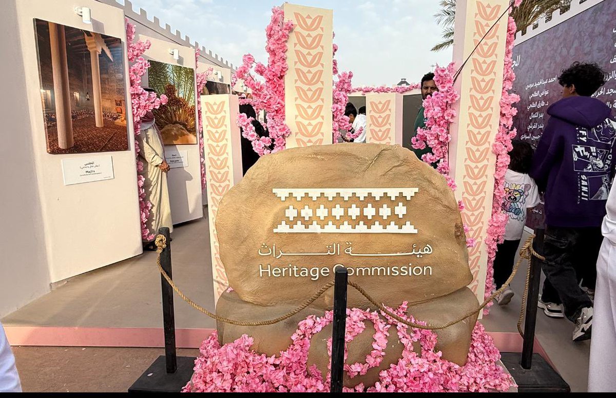KNews2030_KSA's tweet photo. #تغطيات #خبر_الرياض 

الورد الطائفي … عبيرٌ يفوح عالميًا في ملتقى الورد والنباتات العطرية بالردف 
@zahrtalgerah 

#خبر_الرياض #الطائف 

خبر الرياض - رحمة الطويرقي 

في لوحةٍ من الجمال الفوّا�� ، وتحت سماء الطائف العذبة ، أقيم يوم الأحد 13 إبريل 2025م ملتقى الورد الطائفي والنباتات العطرية بحديقة الردف وذلك برعاية صاحب السمو الأمير سعود بن مشعل نائب أمير منطقة مكة المكرمة ، وتدشين صاحب السمو الأمير سعود بن نهار  محافظ محافظة الطائف  ،ليحمل عبق التاريخ ، وأصالة التراث، وروح الأرض التي تنبت وردًا وتروي حكايات.

جاء هذا الملتقى احتفاءً بما تمثله هذه الزهرة من قيمة ثقافية واقتصادية، وتأكيدًا على مكانتها المتفردة بعد أن تم تصنيف الورد الطائفي ضمن قائمة التراث الثقافي غير المادي لدى منظمة اليونسكو ، في خطوة تعكس التقدير العالمي لهذا الإرث العطري الذي تجا��ز الحدود ليكون رمزًا من رموز الهوية السعودية.

ولأن الطائف مدينة تعشق الورد وتبدع به ، كان للبهاء حضورٌ مضاعف هذا ال��ام ، حيث زيّنت الفعالية بـسجادة ورد ضخمة تحتوي على أكثر من مليون وردة على مساحة 5000 متر مربع و خمس أنواع مختلفة من الزهور ، نُسجت بتنسيقٍ فني مبهر من آلاف الورود الطائفية، لتشكل لوحة بانورامية آسرة أبهرت الزوّار، وجذبت عدسات المصورين وعشاق الجمال ، تجسد السجادة دلالات مأخوذة من جبل كرا والذي يعد أحد أهم المعالم السياحية بالمنطقة، ويرتبط التشكيل الزهري المتنوع بين الماضي والحاضر من خلال طريق الجمالة والتلفريك والطريق الحديث ، وجانباً من عمارة الطائف وقد عبرت عن هوية الملتقى بروحٍ مفعمة بالفن والحب.

الملتقى لم يكن مجرد عرضٍ للورود والنباتات العطرية، بل كان ظاهرة  فنية وثقافية حافلة بالأنشطة والبرامج التفاعلية، بمشاركة مزارعين ومهتمين وصناع عطور، قدموا للزوار تجارب مبهرة في عالم الورد، من زراعته وقطافه حتى تقطيره وتحويله إلى عبير يُحمل في زجاجات.

كما شهدت الفعالية لقاءات تعريفية ، وأركانًا تعليمية للأطفال ، وعروضًا حيّة للفنون الشعبية التي عبّرت عن فخر الأهالي بهذا الكنز المحلي. وفي كل ركن من أركان الردف ، كانت الوجوه تبتسم ، والقلوب تنتشي برائحة الطائف الخالدة.

هذا التصنيف العالمي ليس نهاية الرحلة ، بل هو بداية جديدة تفتح آفاقًا أوسع للترويج للورد الطائفي ، وحمايته ، واستثماره كأحد ملامح التراث الوطني الذي يتحدث عنه العالم بكل إعجاب . وينتشي بعبق عطرة الفواح .
هذا ويستمر المهرجان حتى يوم 26 إبريل ومن المتوقع ازياد أعداد الزائرين بشكل اكبر حيث شهد المهرجان منذ افتتاحه زيارة أعداد كبيرة من أهالي المحافظة ومن كافة محافظات المملكة 

#الملتقى_العالمي_للورد_والنباتات_العطرية
#منتزة_الردف