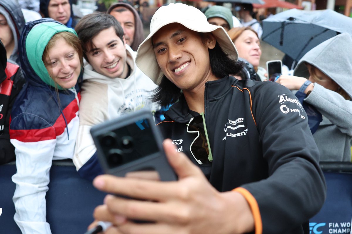 TeamJagonyaAyam's tweet photo. Sean Gelael menyapa tifosi di Imola Italia 👋🏻🤳🏻

#KFCIndonesia
#Pertamina
#PertamaxTurbo
#UnitedAutosports
#PertamaxTurbo
#Telkomsel
#BankAladinSyariah
#MINDID

#WEC 
#6HImola 
#seangelael
#UnitedAutosports
 #McLaren https://t.co/1qSljixNMe
