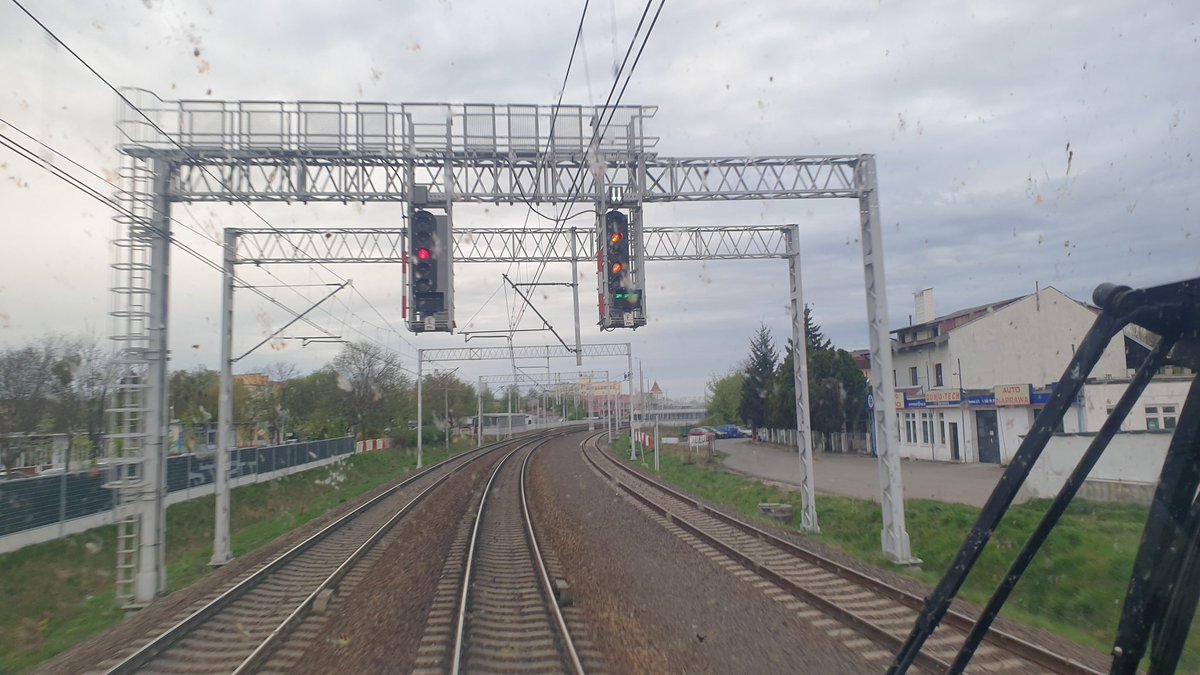 PiotrMalepszak's tweet image. Kolej w praktyce to spotkania i rozmowy z kolejarzami, codziennymi praktykami. Ich wiedza i doświadczenie są bezcenne do dalszych zmian na lepsze w jej codziennym funkcjonowaniu dla pasażerów i przewoźników. Wczoraj 🚅 BWE 17001 w Koninie 👇 3 minuty przed planem👍.