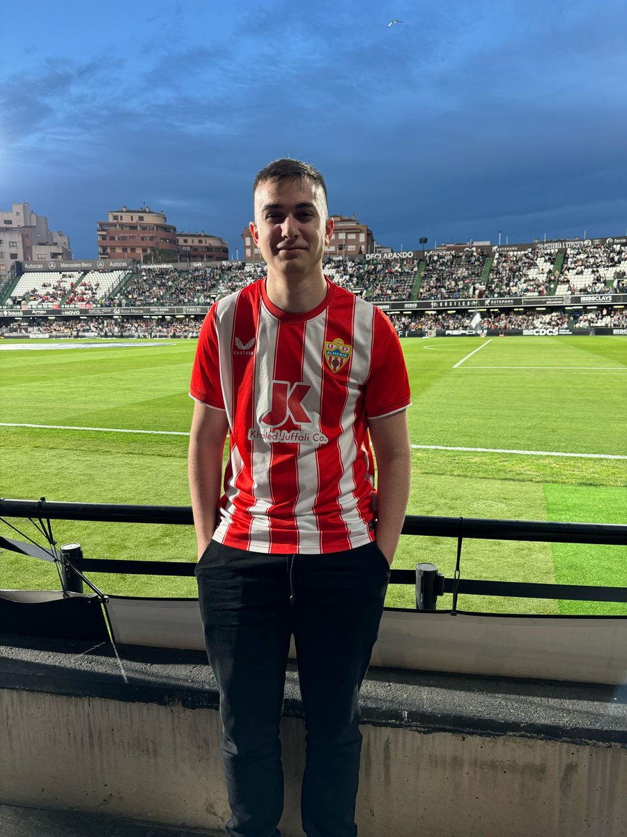 adrianmoraga25's tweet photo. Venir por el escudo y por nada más, otra decepción a las espaldas para todos los desplazados, pero que no quite el orgullo de poder decir que somos del Almería ♥️🤍♥️🤍. https://t.co/ibgcYAzqLf