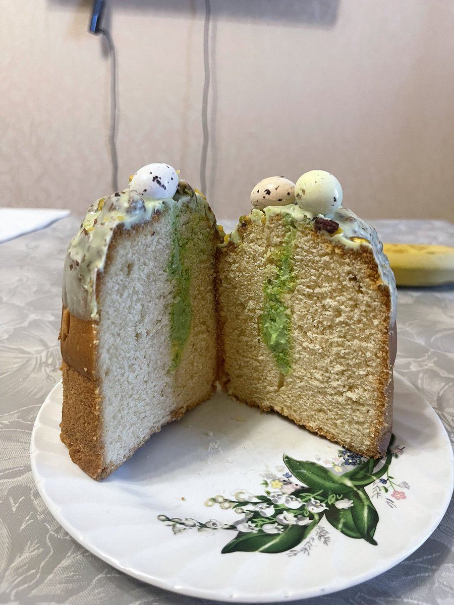 Хваленый кулич из <a href="/yandex_lavka/">Яндекс Лавка</a> 
Даже не ложка начинки 🤦🏻‍♂️