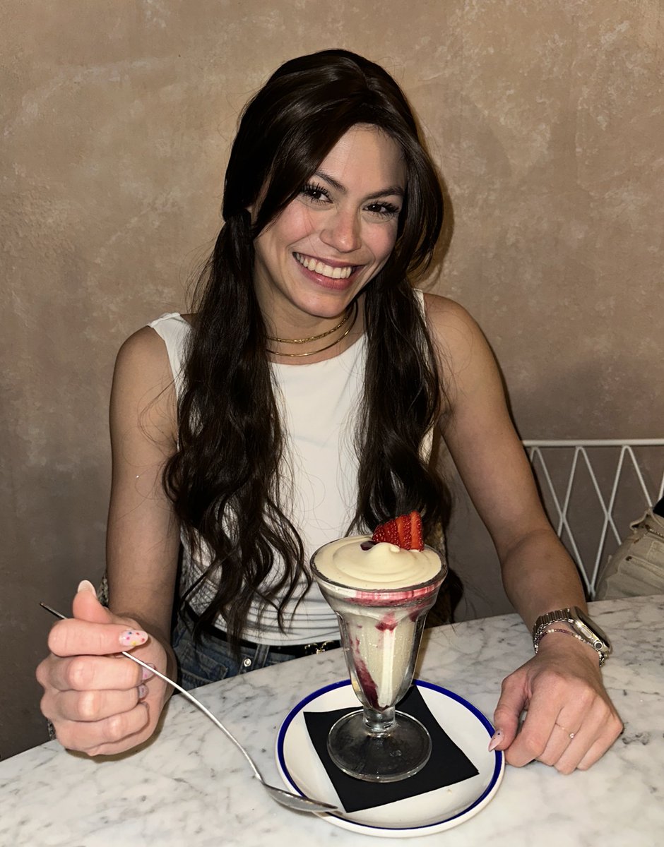 Pescina_'s tweet photo. Un bellezon de mujer y un vanilla sunday saludable que estaba para chuparse los dedos (o la copa)👸🏼🍦🫶🏻 https://t.co/zMjlr01tGf