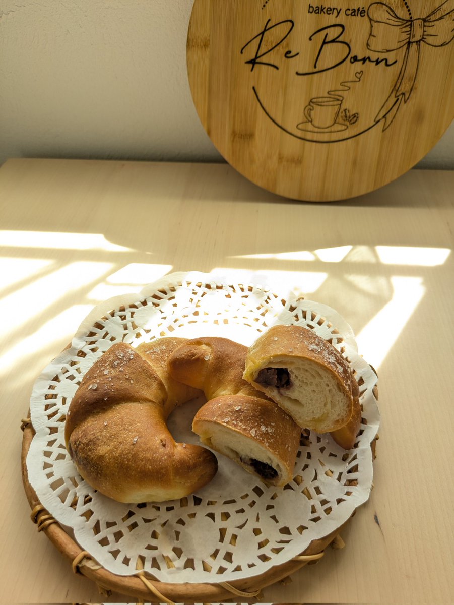 Bakerycafe33246's tweet photo. 変わり種？
騙されたと思って食べてみて💕
★きんぴらごぼうぱん
★塩バターあんぱん
和と洋のマリアージュ💍
相性抜群なの😊

 #ReBorn
 #塩バターあんぱん
 #きんぴらごぼうぱん 
 #幸せな組み合わせ
 #美味しいは世界を救う  と思ってる
  #九十九里
 #片貝
 #小さなベーカリーカフェ
 #隠れ家 https://t.co/f6RPfnfX7T