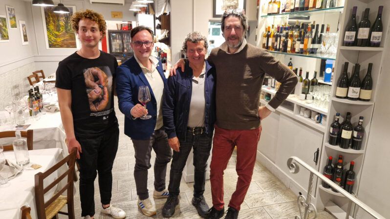 RossoRubinoTV's tweet image. ☑︎ Alla scoperta di Carmignano con i vini di Fabrizio Pratesi | La conclusione di 'A tavola con il produttore' celebra i vini di Carmignano: una fusione perfetta di tradizione, spontaneità ed eleganza. | LEGGI QUI ➨ rossorubino.tv/alla-scoperta-… #carmignano #pratellino #vino