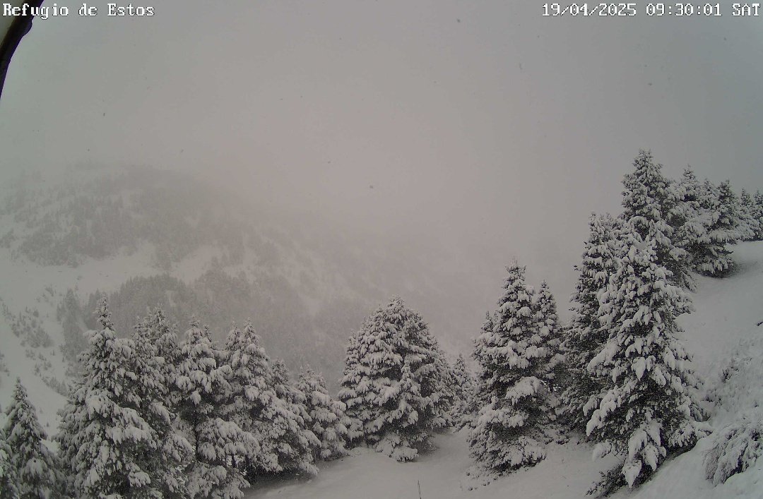 meteobenas's tweet photo. Amanece el día 19 de abril de 2025.
Cubierto. Lluvia. Nieve a 1400msnm.
#Benasque 2,9°C. Recogidos 39mm.
#Renclusa -1,5°C.
#Cogulla -2,5°C. Racha 102km/h.
#Aneto -4,9°C.
Buenos días!
#meteo #ValledeBenasque https://t.co/pFAaFSnbHB