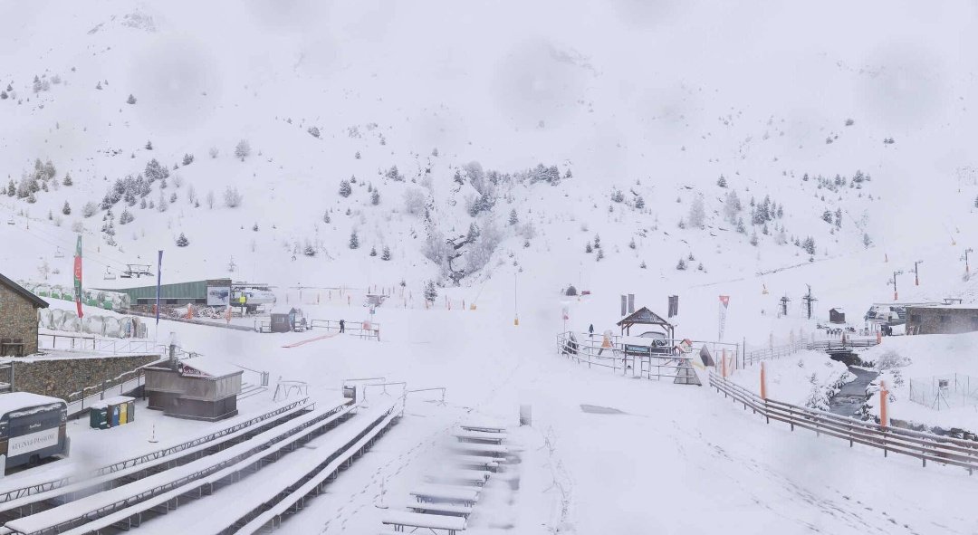 meteobenas's tweet photo. Amanece el día 19 de abril de 2025.
Cubierto. Lluvia. Nieve a 1400msnm.
#Benasque 2,9°C. Recogidos 39mm.
#Renclusa -1,5°C.
#Cogulla -2,5°C. Racha 102km/h.
#Aneto -4,9°C.
Buenos días!
#meteo #ValledeBenasque https://t.co/pFAaFSnbHB