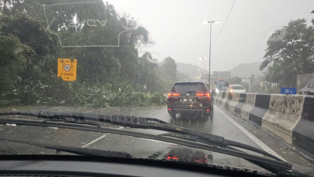Sepang_tizen's tweet photo. 2 pokok tumbang di persimpangan Bandar Baru Salak Tinggi. Trafik sesak lebih 500m. @Roadcare_Sel @infrasel_kjp @APMtwiter https://t.co/WigJRL934x
