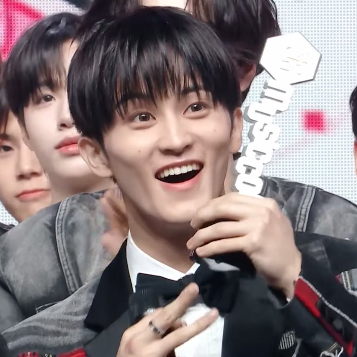 Markf🐯 keep tweeting the hashtag :

MARK 1999 3RD WIN
#1999_3rdWin
#1999_세번째_1위_기가막히네