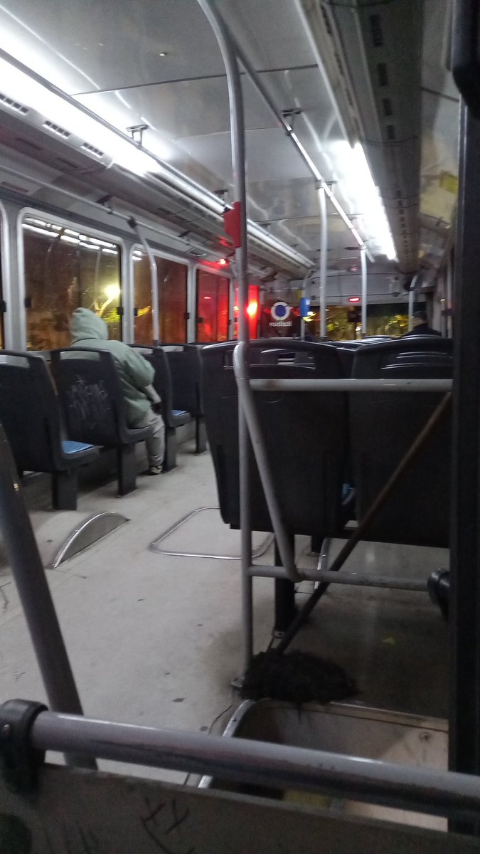 Sábado santo y yo yendo a trabajar... quiero dormir 😔😔😔