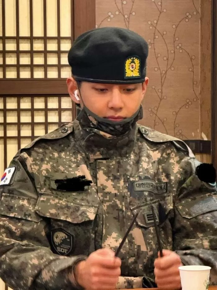 insight_co_kr's tweet photo. BTS 뷔, 부상에도 '군사경찰 모범상' 탔다... "사격·시가지 훈련서 1등"

방탄소년단(BTS) 멤버 뷔가 군 복무 중 모범상을 수상하며 훈훈한 근황을 전했다.

#뷔 #군복무 #모범상 

👇👇기사 전체 보기👇👇
https://t.co/2LJo8RWE0p https://t.co/cKODLEUORm