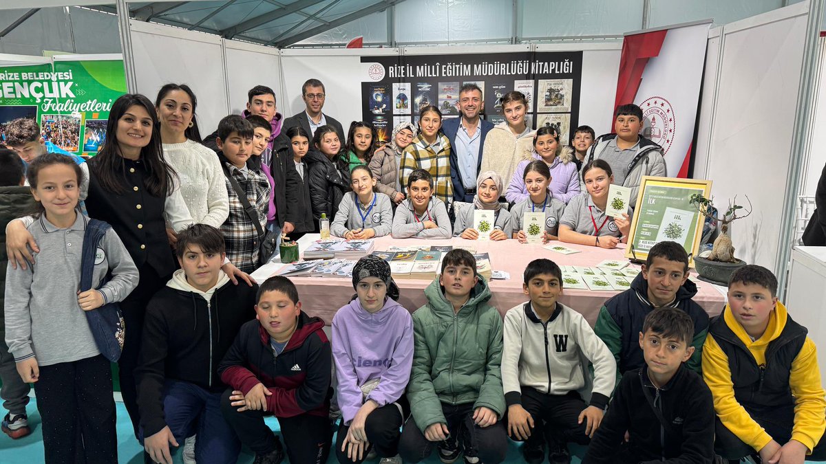 SumerOkul53's tweet photo. Öğrencilerimiz Genç Yazarlar ve Şairler Projesi kapsamında yazdıkları “İlk” adlı eserin imza gününü Rize Kitap Fuarı’nda gerçekleştirdiler. https://t.co/lNPz3aBely