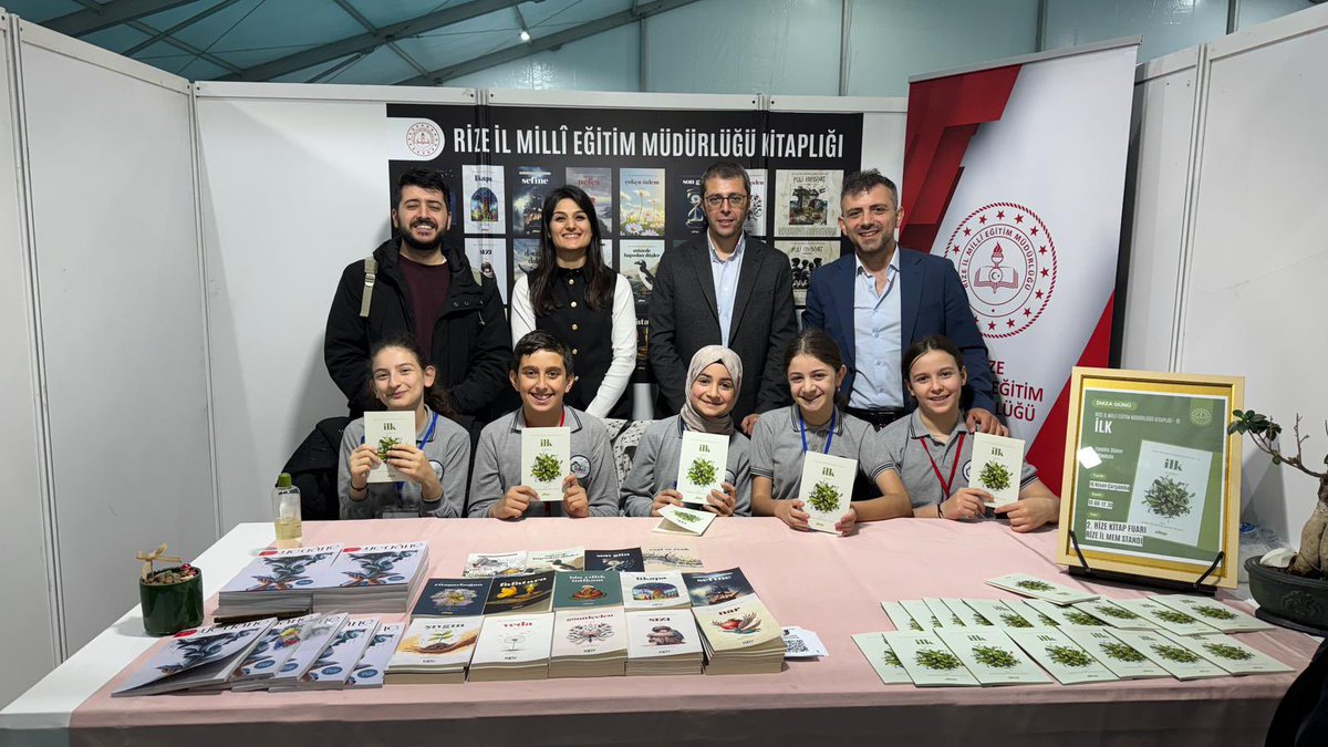 SumerOkul53's tweet photo. Öğrencilerimiz Genç Yazarlar ve Şairler Projesi kapsamında yazdıkları “İlk” adlı eserin imza gününü Rize Kitap Fuarı’nda gerçekleştirdiler. https://t.co/lNPz3aBely