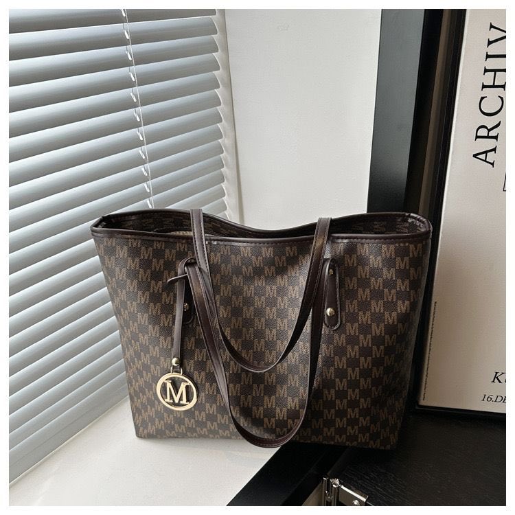 CWears365's tweet photo. MK inspired tote bag
Available in displayed colours 

19,000

Quality 💯

#ENUGU #benin #africa Davido Asake NYSC Burna ##kano #jos 
#Wizkid  Naira  #cameroon Davido Wizkid Akpi Laho Shettima Nyesom wike
 Olamide Timeless https://t.co/NEciSCAlnE