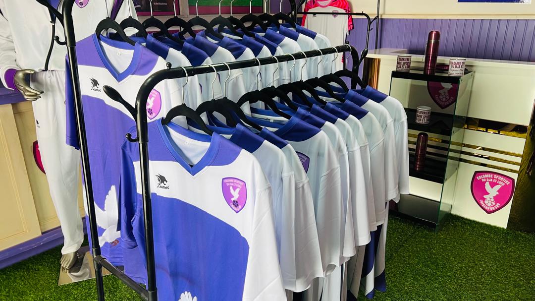ColombeDja's tweet photo. COLOMBE STORE💜🤍
Une seule adresse, 
Buca Voyages Mvan, l'agence qui va à Douala. Les gadgets aux couleurs du club sont toujours disponibles.
@AllezLesLions @Griffe2Foot @lnstantFoot https://t.co/utgcm108To
