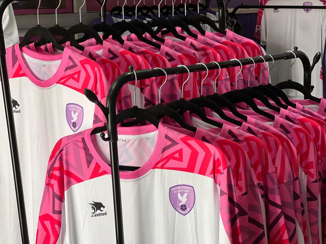 ColombeDja's tweet photo. COLOMBE STORE💜🤍
Une seule adresse, 
Buca Voyages Mvan, l'agence qui va à Douala. Les gadgets aux couleurs du club sont toujours disponibles.
@AllezLesLions @Griffe2Foot @lnstantFoot https://t.co/utgcm108To