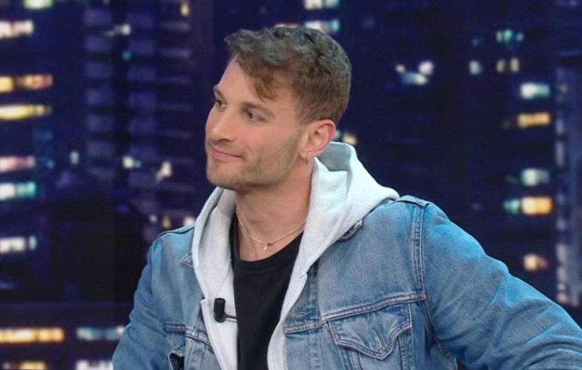"Sì sì, continua a parlà che t'ascolto. Mica so' come la Principessa che non c'ha niente da fà".

<a href="/Alex_Djdigio/">Alex Di Giorgio</a>