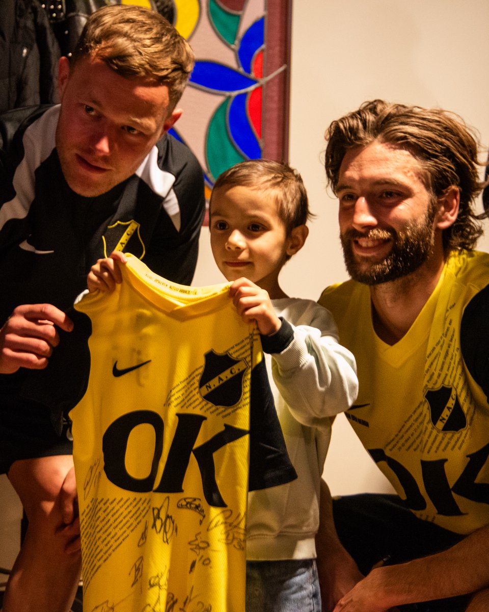 𝐄𝐞𝐧 𝐨𝐧𝐯𝐞𝐫𝐠𝐞𝐭𝐞𝐥𝐢𝐣𝐤𝐞 𝐝𝐚𝐠 𝐯𝐨𝐨𝐫 𝐌𝐢𝐥𝐚 💛🖤

Tijdens de wedstrijd NAC - FC Groningen was de zesjarige Mila, samen met haar familie, te gast in het Rat Verlegh Stadion. Mila is momenteel in behandeling voor kanker en kreeg een bijzondere verrassing