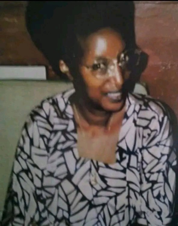 Inkotanyi_Imena's tweet photo. #Kwibuka31

Umwamikazi w’Urwanda, Nyiricyubahiro Rosaliya GICANDA. Abahutu b'abahezanguni bamwishe urw’urubozo ku ya 20/04/1994 bamwicira kuri Musée Nationale du Rwanda i Butare.

MUHE IZINA N’ISURA EJO ATAZAZIMA BURUNDU. https://t.co/KfI9qWzOYl