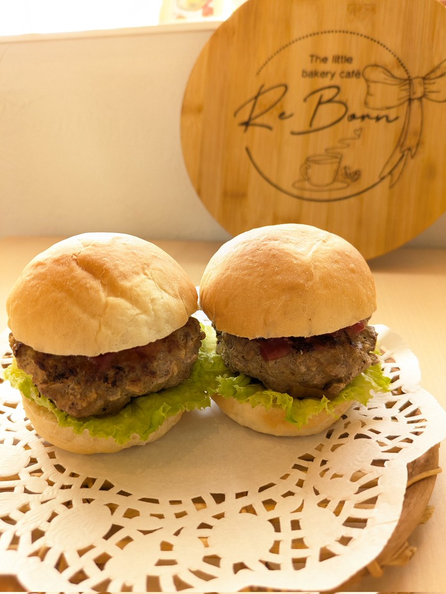 Bakerycafe33246's tweet photo. テイクアウトでも出してる
サンドたち🥪
️⭕️ハンバーグをサンドした丸パン
️⭕️発酵しょうがで仕込んだしっとり鶏チャーシューサンド
️⭕️バケットも美味いミニローストビーフサンド

小ぶりなサイズでもしっかり満足♥️
 #ReBorn
 #美味しいは世界を救う
 #九十九里
 #片貝
 #隠れ家 https://t.co/y13zMwbjtL