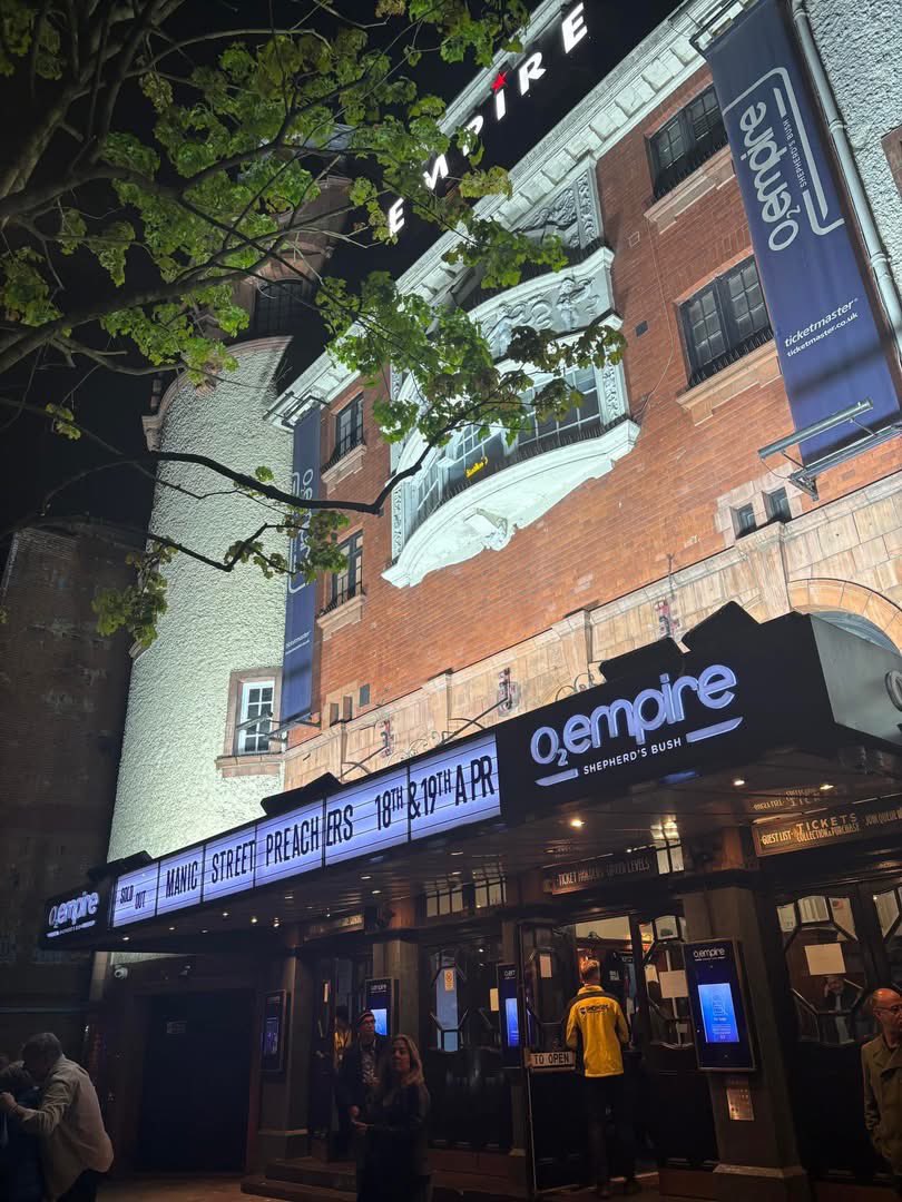 FDForum's tweet photo. 🎫| Tonight Manic Street Preachers are Hiding In Plain Sight in the Bush for night 2 at The Empire.

Support: @The_Anchoress 

Doors: 7pm
The Anchoress: 7:30pm
Manics: 8:45pm

CT#6

📷 by Adam Kowaltzke

#ManicStreetPreachers | @Manics https://t.co/G2jsukRgsb