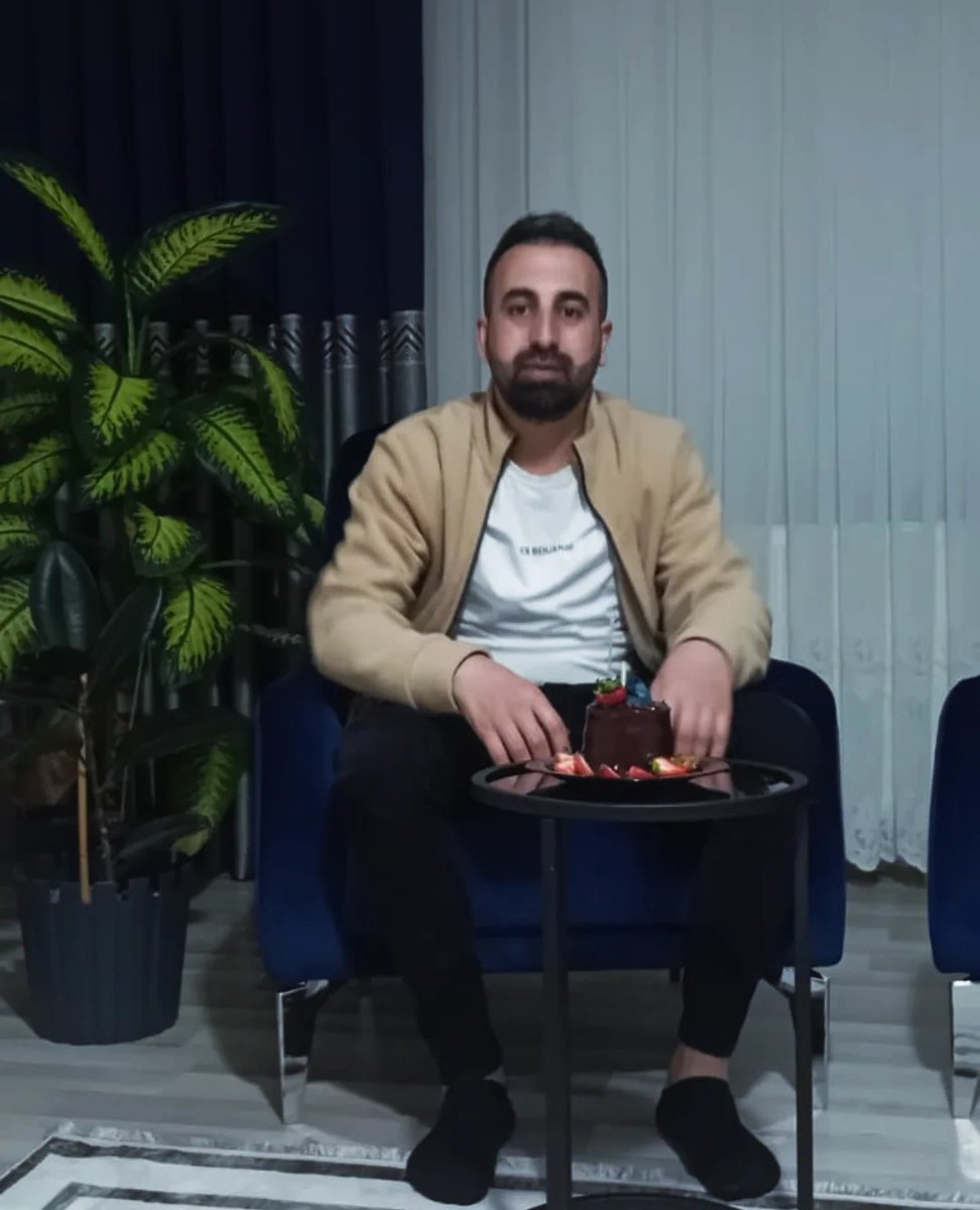 Sizlerin içten kutlamalarıyla geçirdiğim doğum günümde, her birinizin özel bir yere sahip olduğunu bir kez daha anladım. Sevgi dolu mesajlarınız ve samimi dilekleriniz için minnettarım. Birlikte daha nice mutlu yıllara!

Doğum günümde, hem fiziksel olarak yanımda olan hem de
