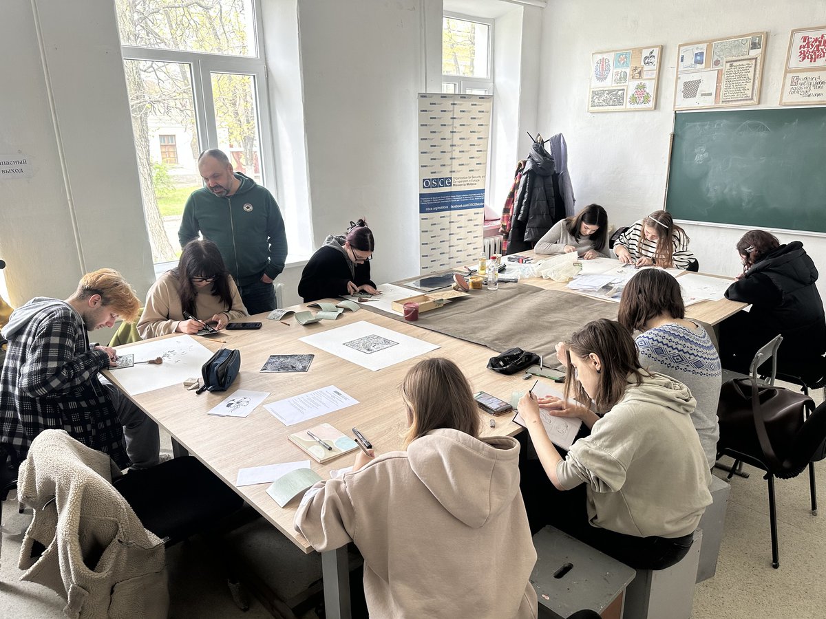 OSCE (@osce) on Twitter photo Last week, <a href="/OSCEMoldova/">OSCE Mission to Moldova</a> held the first art workshop for Transdniestrian students by a professor from Chișinău’s Republican College of Fine Arts.
The event introduced an interactive approach to art while fostering confidence and trust between young artists from both banks. Last week, <a href="/OSCEMoldova/">OSCE Mission to Moldova</a> held the first art workshop for Transdniestrian students by a professor from Chișinău’s Republican College of Fine Arts.
The event introduced an interactive approach to art while fostering confidence and trust between young artists from both banks.