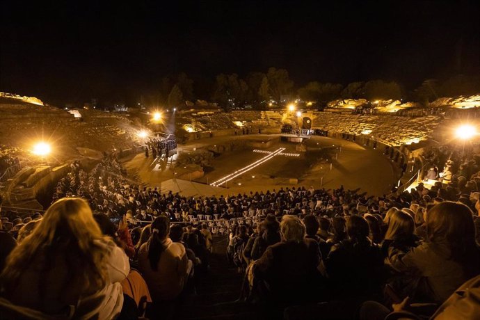 HistoriaRomana's tweet photo. Anoche tuvo lugar el Viacrucis del anfiteatro romano de Mérida. 

El único viacrucis que se celebra dentro de un anfiteatro romano en el mundo. https://t.co/ygnKdBEW30