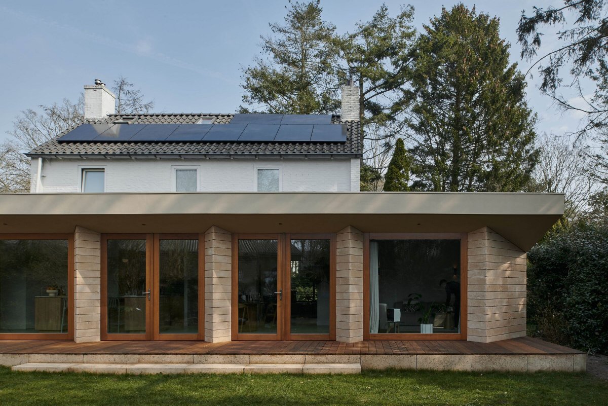 Archello's tweet image. Tucked in the dunes of Aerdenhout, TERRA by Atlas Architects revitalizes a 1950s villa with a sculpted earth-and-wood extension. Prefab
buff.ly/UaGc1Dn

#RammedEarth #SustainableArchitecture #NaturalMaterials
